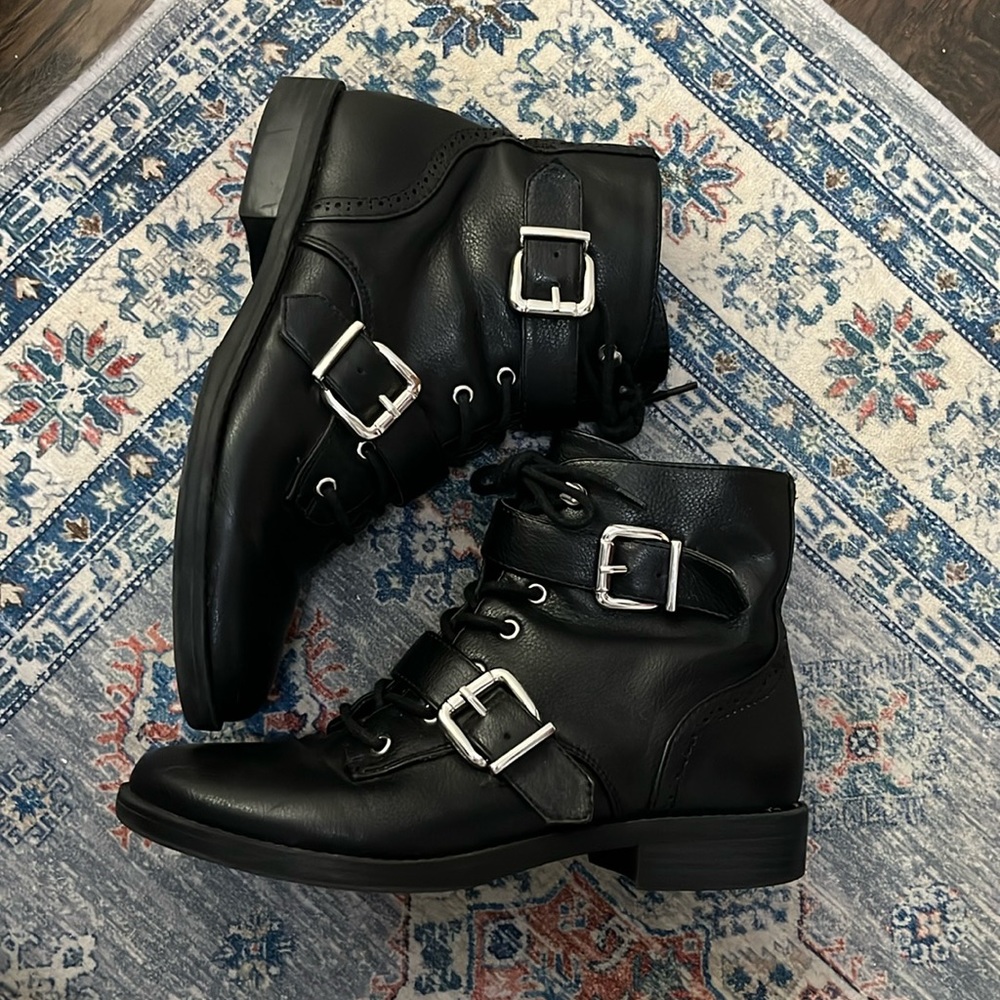 Unisa size 9 combat boots with buckles